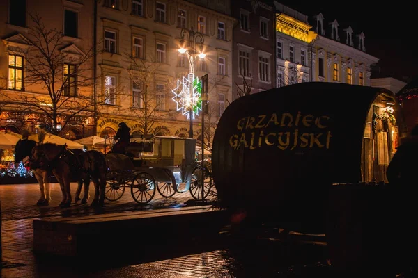 Noční pohled na zdobený koně a kočár — Stock fotografie