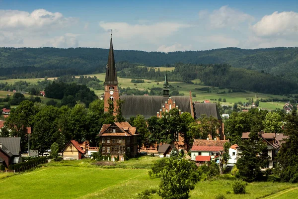 Met het oog op de kerk in kleine Poolse stad Rabka-Zdroj — Stockfoto