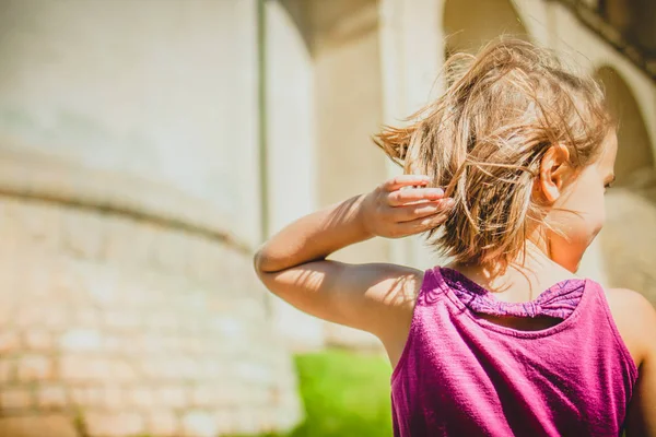 Mädchen zu Fuß in den sonnigen windigen Tag — Stockfoto