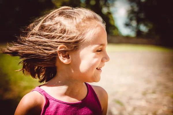 6 років усміхаючись дівчина на відкритому повітрі — стокове фото