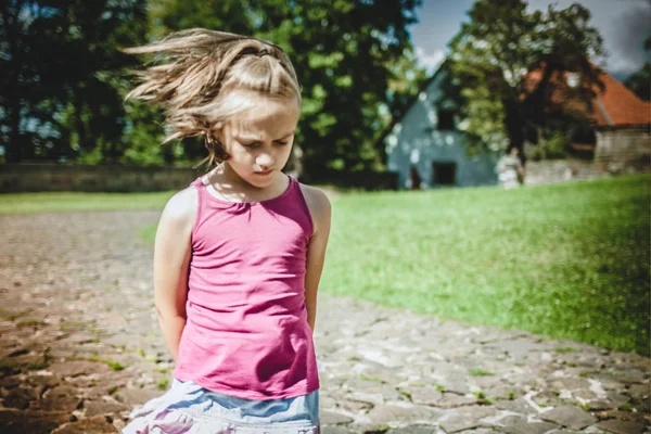 Unfokussiertes Foto des traurigen, einsamen kleinen Mädchens — Stockfoto