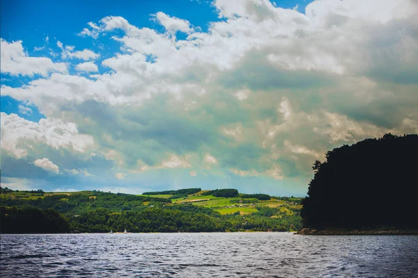 Величественный пейзаж на озере Рожнов, Польша — стоковое фото