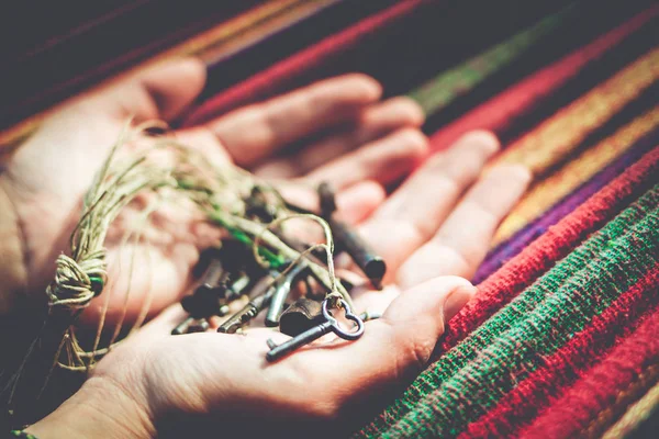 Las viejas llaves en las manos de la mujer — Foto de Stock