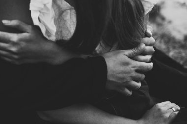 Güzel genç çiftin birlikte elele Resim kırpılmış