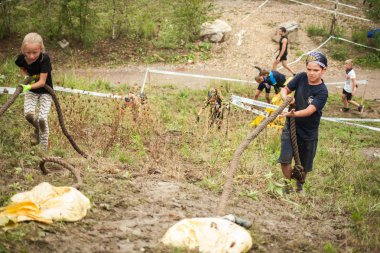 Çocuklar yarış yarışmaya katılmak 