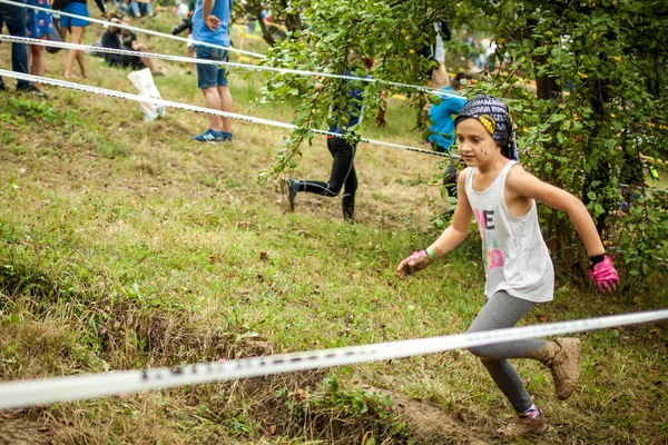 Les enfants participent à la compétition de course — Photo