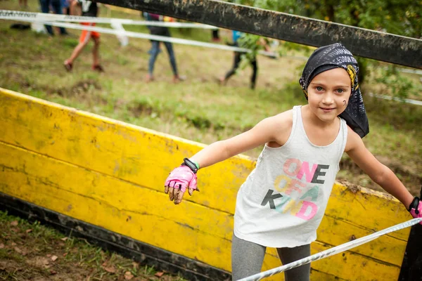 Los niños participan en el concurso de carreras — Foto de Stock