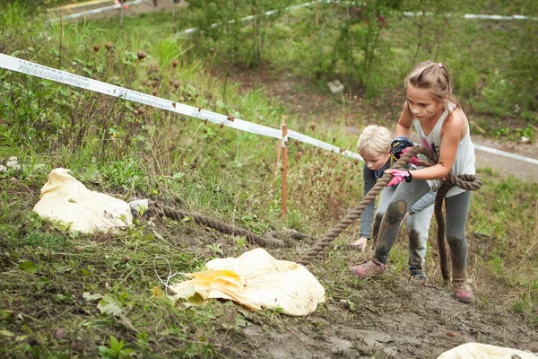 Barn deltar i kappløpet – stockfoto