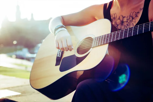 Girl playing the guitar on the background of the old city Cracow — Stock Photo, Image