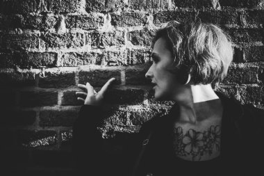 güleryüzlü genç kadın eski sokaklarda yürüyen