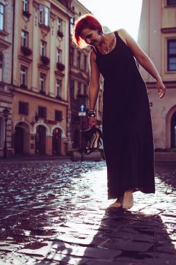 Krakov, Polonya eski sokaklarda yürüyen Kızıl saçlı genç kadın