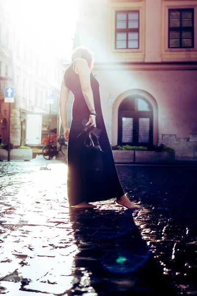 Portret di giovane donna che cammina per le strade antiche di Cracovia, Polonia — Foto Stock