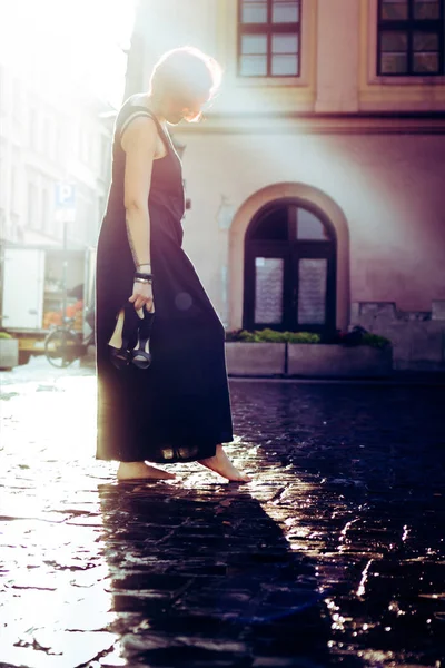 Портрет молодой женщины, идущей по старым улицам Кракова, Польша — стоковое фото