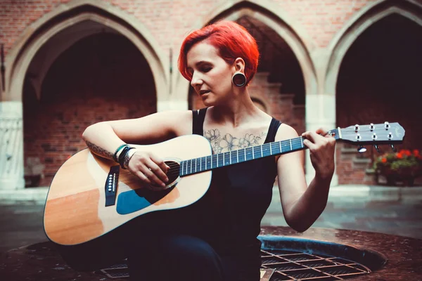 Chica tocando la guitarra en las viejas calles de Cracovia, Polonia —  Fotos de Stock