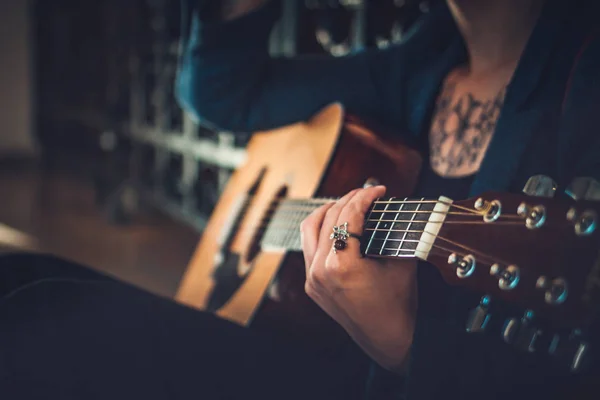 Girl playing the guitar — Stock Photo, Image