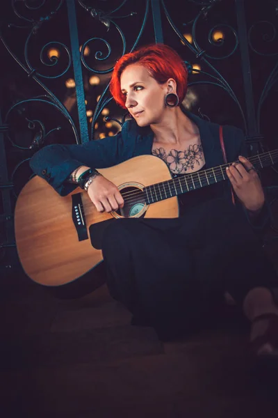 Dívka hraje na kytaru ve starém městě Krakov — Stock fotografie