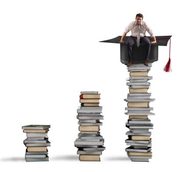 Kitap w yığını üzerinde oturan işadamı