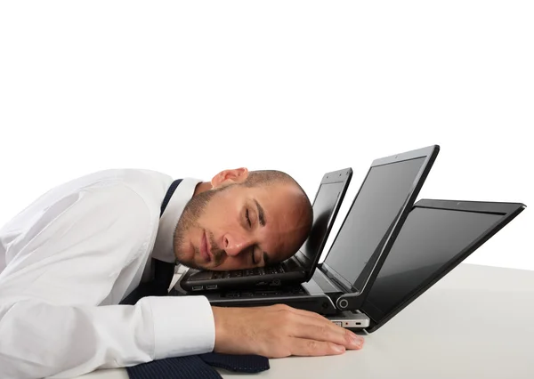 Бизнесмен спит за компьютерами — стоковое фото