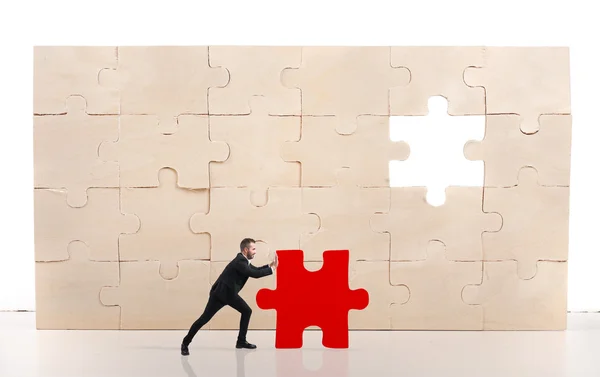 Uomo d'affari che completa un puzzle — Foto Stock