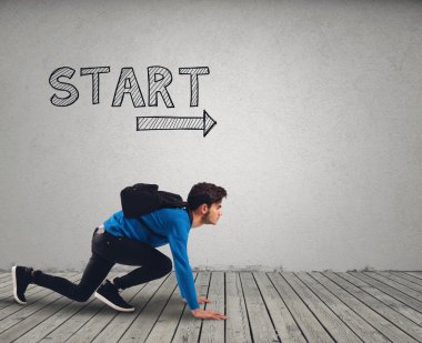 Sırt çantası çalışmaya hazır olan genç çocuk