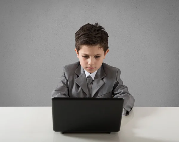 Niño trabajando en el ordenador — Foto de Stock