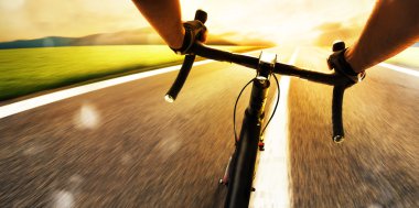 Bisikletçi bir sokakta pedal 