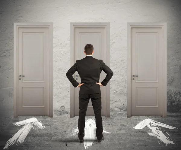 человек перед выбором. человек на перепутье. блондинка со спины. перед человеком стоит выбор. множество дверей.