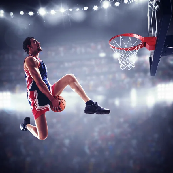 Игрок прыгает с мячом — стоковое фото