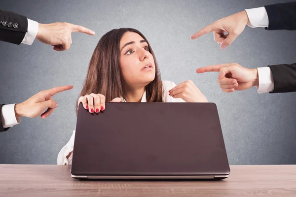 Mulher escondida atrás de um computador — Fotografia de Stock