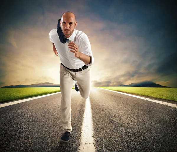 Uomo d'affari che corre su strada — Foto Stock