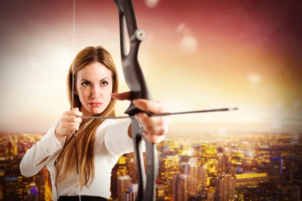 Geschäftsfrau mit Pfeil und Bogen — Stockfoto