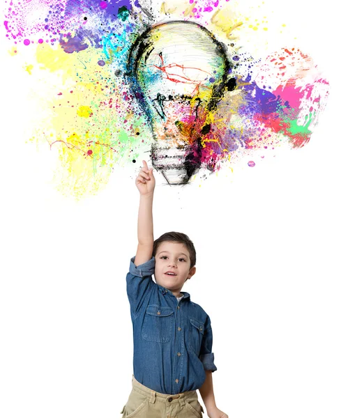 Dziecko wskazuje duże kolorowe żarówki — Zdjęcie stockowe