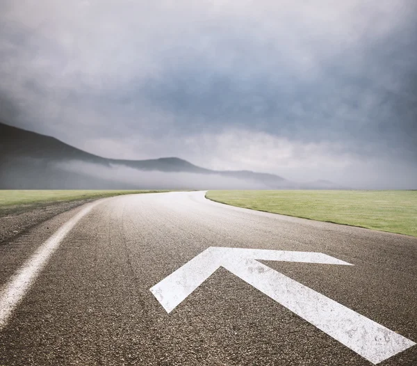 Straße mit Pfeil auf Asphalt gezeichnet. — Stockfoto