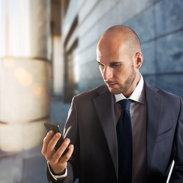 Бізнесмен торкається екрану мобільного телефону — стокове фото