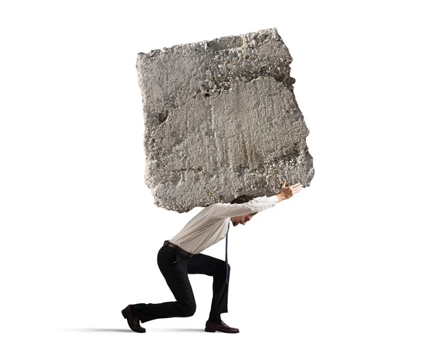 Homme d'affaires marchant avec un gros rocher — Photo