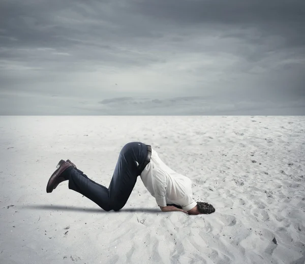 Hombre de negocios asustado escondiendo su cabeza — Foto de Stock