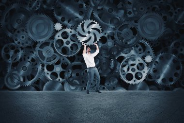 işadamı bir iş sistemi oluşturur.