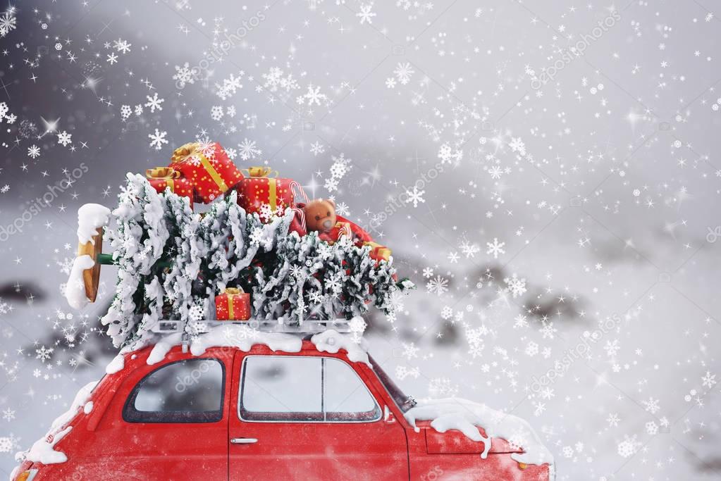 Auto mit Weihnachtsbaum und Geschenken Stockfotografie lizenzfreie