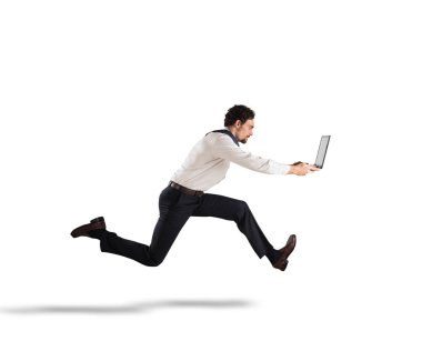  işadamı ile bir dizüstü bilgisayar çalıştıran