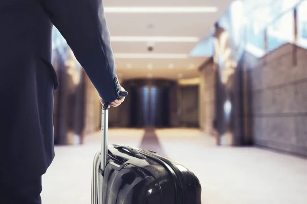 Uomo d'affari a piedi in aeroporto — Foto Stock