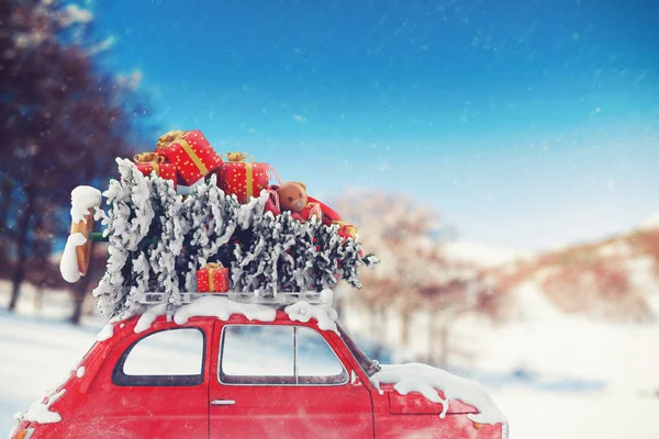 Árvore de Natal e presentes no telhado — Fotografia de Stock