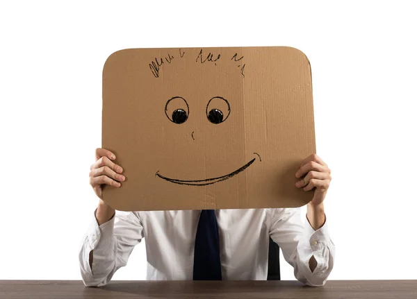 Zakenman in het Bureau houdt een karton — Stockfoto