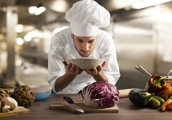 Chef-kok ruiken de geur — Stockfoto