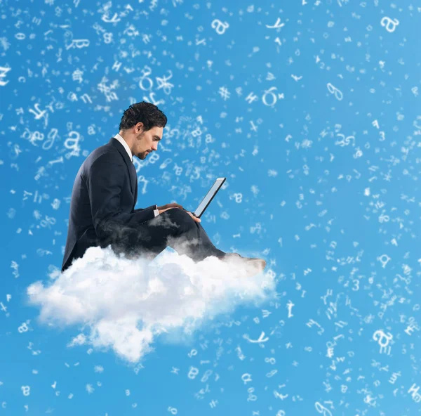 Zakenman met laptop op een wolk — Stockfoto