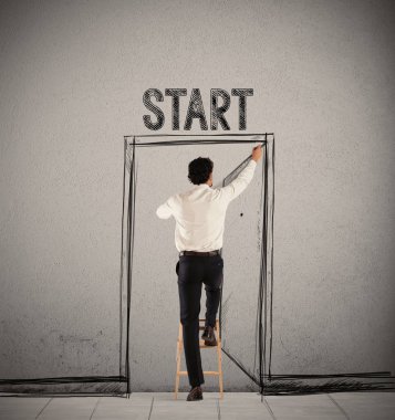 Adam bir merdiven üzerinde bir kalemle çizer 