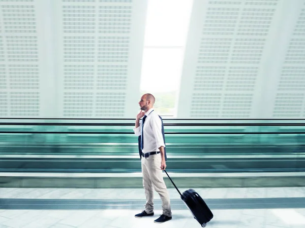 Affärsman promenader med vagnen — Stockfoto