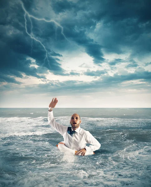 Uomo d'affari che affoga nel mare — Foto Stock