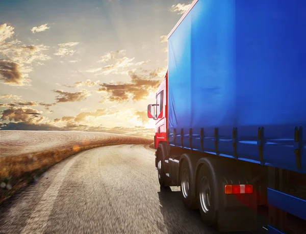 Camion blu sulla strada — Foto Stock