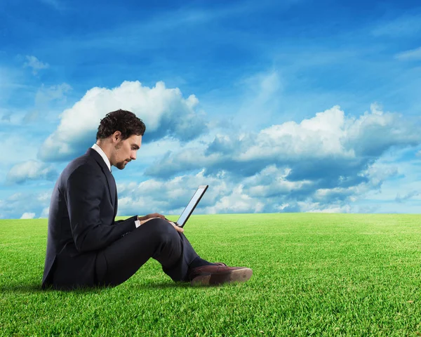 Biznesmen siedząca z laptopem — Zdjęcie stockowe