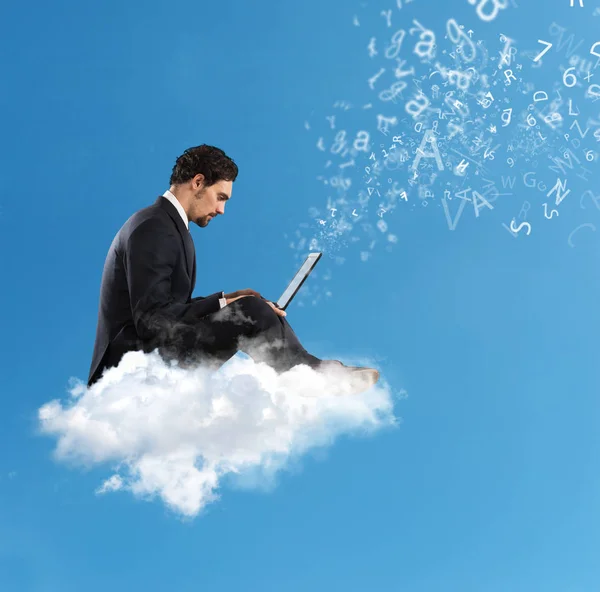 Empresário com computador portátil em uma nuvem — Fotografia de Stock